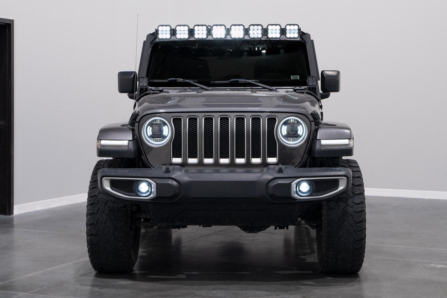 2018_jeep_jl_elite_max_studio_wide_drl_bars_on_w_white_elite_fog_ss5_1.jpg