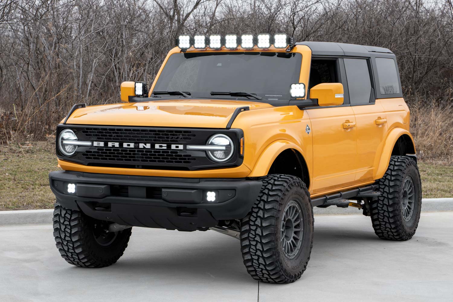 2021_ford_bronco_creative_angle_ss5_windshield_ss5_ditch_ss3_fog_on.jpg
