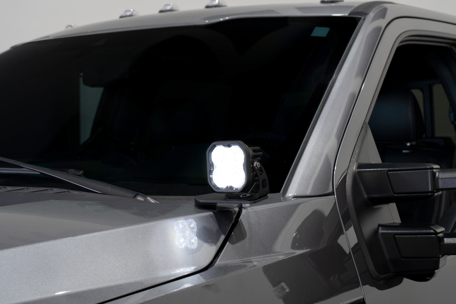 2021_ford_f350_close_angle_studio_ditch_ss3_white_main_beam.jpg