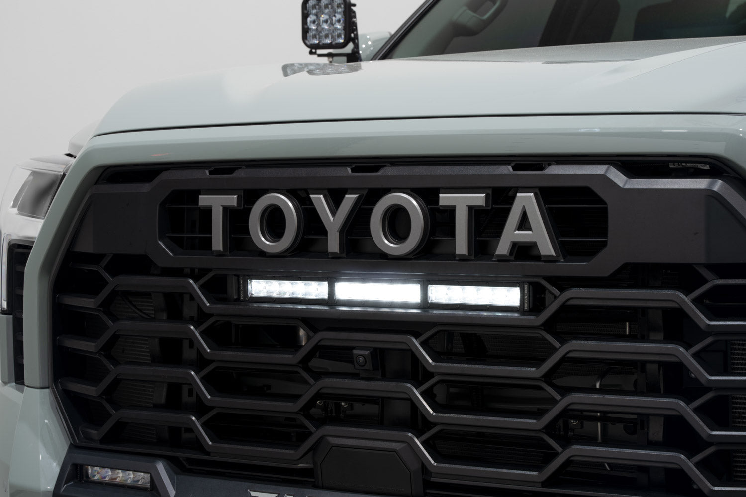 2022_toyota_tundra_ss18_pro_grille_lightbar_kit_studio_mid_on.jpg