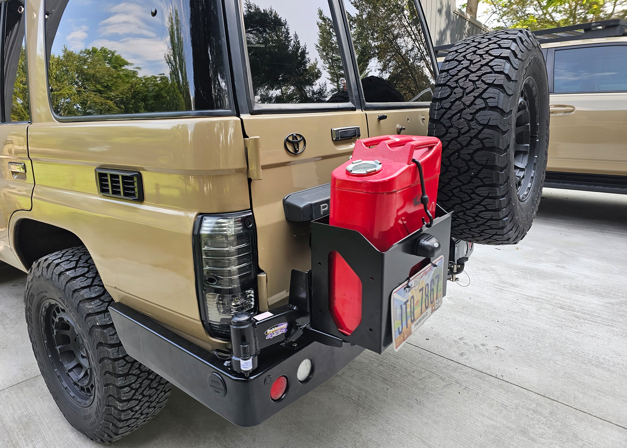 DOBINSONS REAR BAR LC 76 SERIES (542MM WING LENGTH) WITH JERRY CAN HOLDER AND SINGLE TIRE CARRIER (BW80-4133)